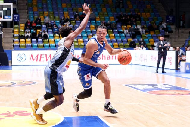 Fraport Skyliners HAKRO Merlins Crailsheim, easyCredit BBL Len Adam Schoormann Fraport Skyliners, 6 passes T J Shorts Merlins Crailsheim, 0 Basketball match of the easyCredit BBL between Fraport Skyliners and HAKRO Merlins Crailsheim on 5 December 2021 at Fraport Arena in Frankfurt am Main , Frankfurt am Main Hesse Germany Fraport Arena