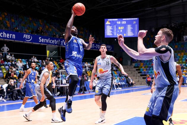 Fraport Skyliners HAKRO Merlins Crailsheim, easyCredit BBL Will Cherry Fraport Skyliners, 29 rises high to the basket Right Fabian Bleck Merlins Crailsheim, 9 , in the background Bogdan Radosavljevic Merlins Crailsheim, 15 Basketball match of the easyCredit BBL between Fraport Skyliners and HAKRO Merlins Crailsheim on 5 December 2021 at Fraport Arena in Frankfurt am Main , Frankfurt am Main Hesse Germany Fraport Arena