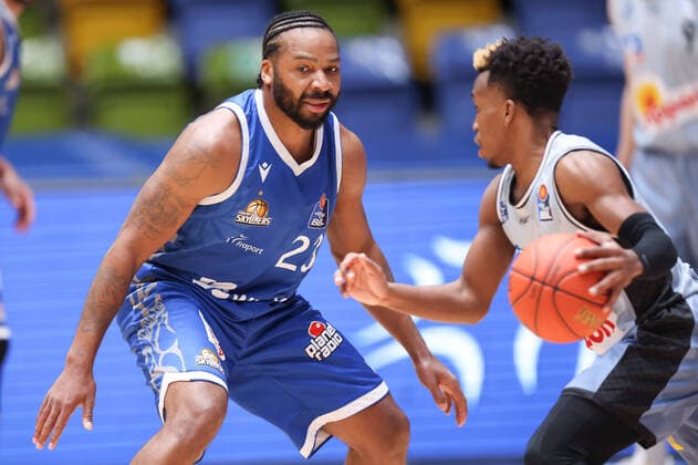 Fraport Skyliners HAKRO Merlins Crailsheim, easyCredit BBL Quantez Robertson Fraport Skyliners, 23 defends against T J Shorts Merlins Crailsheim, 0 Basketball match of easyCredit BBL between Fraport Skyliners and HAKRO Merlins Crailsheim on 5 December 2021 at Fraport Arena in Frankfurt am Main , Frankfurt am Main Hesse Germany Fraport Arena
