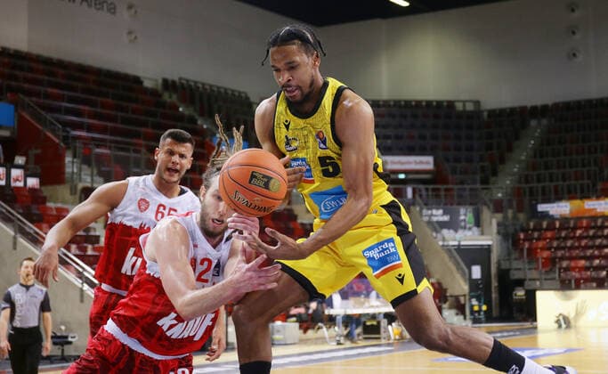 Ludwigsburg , Basketball easycredit BBL Bundesliga MHP Riesen Ludwigsburg vs s Oliver Würzburg , from left Craig Moller Würz Justin Simon
