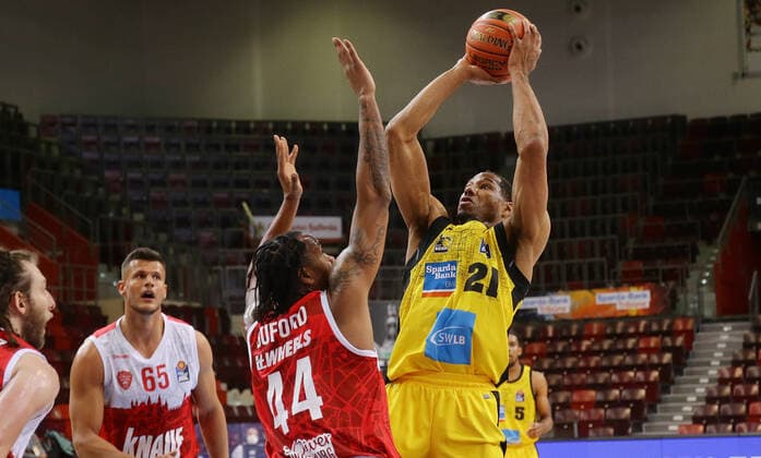 Ludwigsburg , Basketball easycredit BBL Bundesliga MHP Riesen Ludwigsburg vs s Oliver Würzburg , from left William Buford Würz Tremmell Darden Riesen