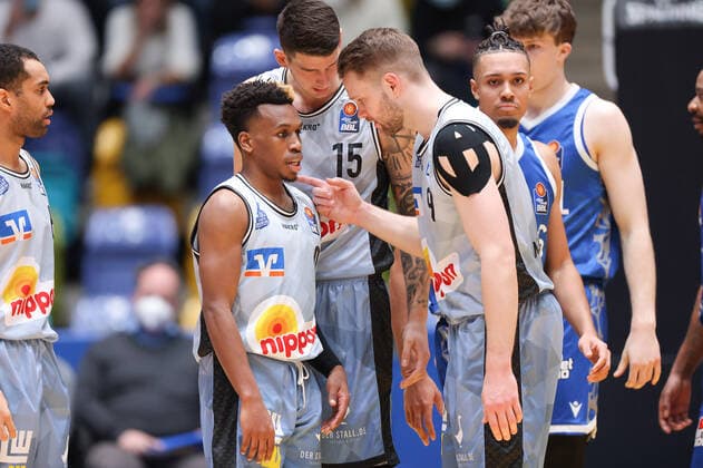 Fraport Skyliners HAKRO Merlins Crailsheim, easyCredit BBL T J Shorts Merlins Crailsheim, 0 and Fabian Bleck Merlins Crailsheim, 9 in conversation Basketball match of easyCredit BBL between Fraport Skyliners and HAKRO Merlins Crailsheim on 5 December 2021 at Fraport Arena in Frankfurt am Main , Frankfurt am Main Hesse Germany Fraport Arena