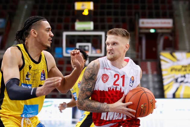 05 12 2021, Basketball, BBL 2021, 2022, 9 matchday, MHP Riesen Ludwigsburg s Oliver Wuerzburg, GER, Ludwigsburg, MHP Arena Picture from left Jonathan Baehre MHP RIESEN and Aigars Skele s Oliver Wuerzburg. Copyright: HMBxMedia xHeikoxBecker