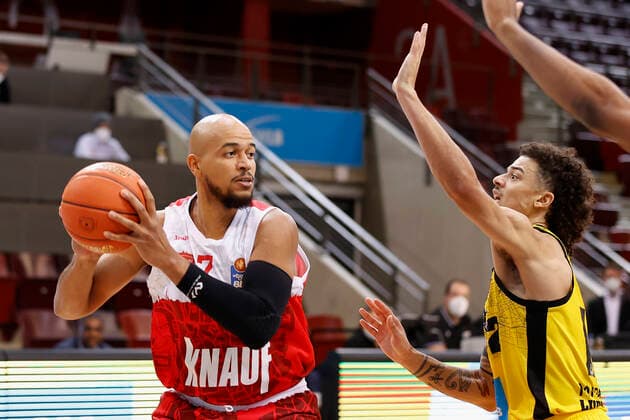 05 12 2021, Basketball, BBL 2021, 2022, 9 matchday, MHP Riesen Ludwigsburg s Oliver Wuerzburg, GER, Ludwigsburg, MHP Arena Picture from left Alex King s Oliver Wuerzburg and Jonah Radebaugh MHP RIESEN. Copyright: HMBxMedia xHeikoxBecker