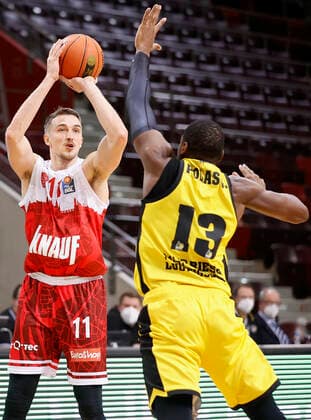 05 12 2021, Basketball, BBL 2021, 2022, 9 matchday, MHP Riesen Ludwigsburg s Oliver Wuerzburg, GER, Ludwigsburg, MHP Arena Picture from left Tomasz Gielo s Oliver Wuerzburg and Yorman Polas Bartolo MHP RIESEN. Copyright: HMBxMedia xHeikoxBecker