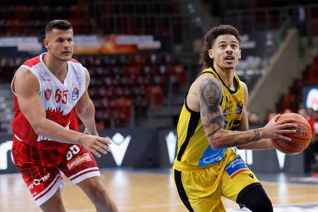 05 12 2021, Basketball, BBL 2021, 2022, 9 matchday, MHP Riesen Ludwigsburg s Oliver Wuerzburg, GER, Ludwigsburg, MHP Arena Picture from left Filip Stanic s Oliver Wuerzburg and Jonah Radebaugh MHP RIESEN. Copyright: HMBxMedia xHeikoxBecker