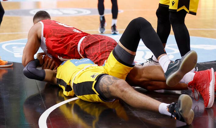 05 12 2021, Basketball, BBL 2021, 2022, 9 matchday, MHP Riesen Ludwigsburg s Oliver Wuerzburg, GER, Ludwigsburg, MHP Arena Picture from left Jonathan Baehre MHP RIESEN and Filip Stanic s Oliver Wuerzburg. Copyright: HMBxMedia xHeikoxBecker
