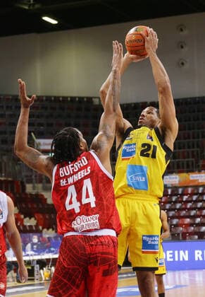 Ludwigsburg , Basketball easycredit BBL Bundesliga MHP Riesen Ludwigsburg vs s Oliver Würzburg , from left William Buford Würz Tremmell Darden Riesen