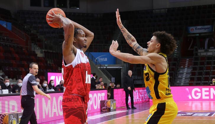 Ludwigsburg , Basketball easycredit BBL Bundesliga MHP Riesen Ludwigsburg vs s Oliver Würzburg , from left Alex King Würz Jonah Radebaugh Riesen