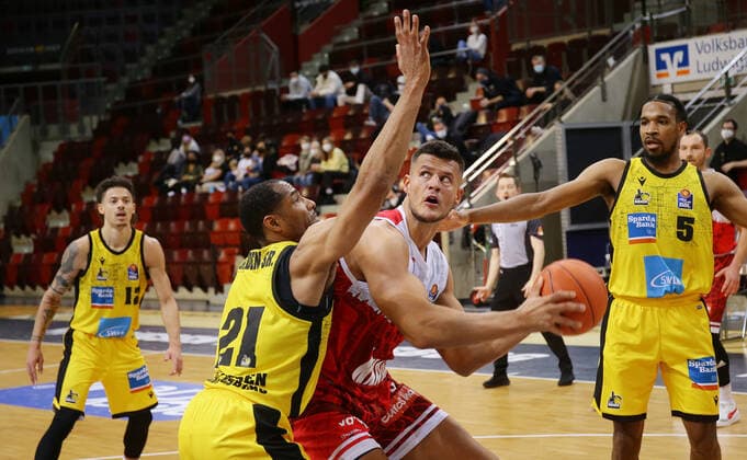Ludwigsburg , Basketball easycredit BBL Bundesliga MHP Riesen Ludwigsburg vs s Oliver Würzburg , from left Tremmell Darden Riesen Filip Stanic Würz
