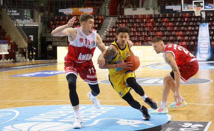 Ludwigsburg , Basketball easycredit BBL Bundesliga MHP Riesen Ludwigsburg vs s Oliver Würzburg , from left Tomasz Gielo Würz Jonah Radebaugh Riesen