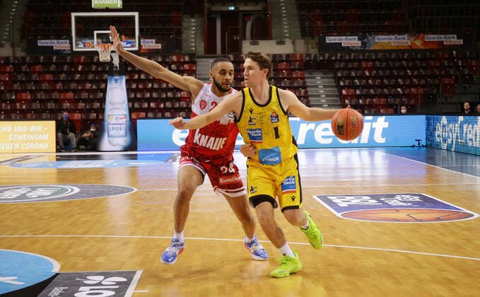 Ludwigsburg , Basketball easycredit BBL Bundesliga MHP Riesen Ludwigsburg vs s Oliver Würzburg , from left Cameron Hunt Würz Jordan Hulls Riesen