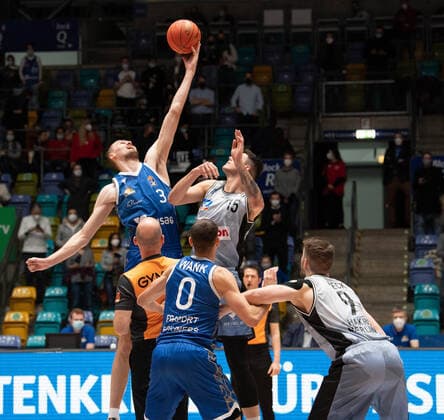05 12 2021, xsltx, Basketball BBL Bundesliga, Frankfurt Skyliners Hakro Merlins Crailsheim emspor, v l jump ball for Skyliners Matt Haarms Center Fraport Skyliners DFL DFB REGULATIONS PROHIBIT ANY USE OF PHOTOGRAPHS as IMAGE SEQUENCES and or QUASI VIDEO Frankfurt am Main.