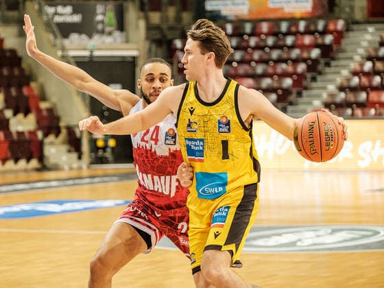 Cameron Hunt S Oliver Wurzburg, 24 , Jordan Hulls MHP Riesen Ludwigsburg, 1 , MHP Riesen Ludwigsburg S Oliver Wurzburg , basketball, Bundesliga, 9 Spieltag, Spielzeit 2021 2022, 05 12 2021, MHP Riesen Ludwigsburg S Oliver Wurzburg , basketball, Bundesliga, 9 Spieltag, Spielzeit 2021 2022, 05 12 2021 Ludwigsburg Copyright: xAntonioxChiok Eibner-Pressefotox EP_ACK