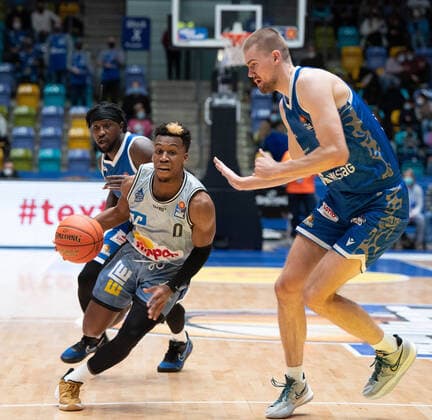 05 12 2021, xsltx, Basketball BBL Bundesliga, Frankfurt Skyliners Hakro Merlins Crailsheim emspor, v l T J Shorts II Point Guard HAKRO Merlins Crailsheim , Matt Haarms Center Fraport Skyliners DFL DFB REGULATIONS PROHIBIT ANY USE OF PHOTOGRAPHS as IMAGE SEQUENCES and or QUASI VIDEO Frankfurt am Main