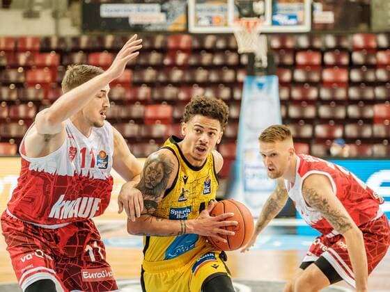 Tomasz Gielo S Oliver Wurzburg, 11 , Jonah Radebaugh MHP Riesen Ludwigsburg, 12 , Aigars Skele S Oliver Wurzburg, 21 , MHP Riesen Ludwigsburg S Oliver Wurzburg , Basketball, Bundesliga, 9 Spieltag, Spielzeit 2021 2022, 05 12 2021, MHP Riesen Ludwigsburg S Oliver Wurzburg , Basketball, Bundesliga, 9 Spieltag, Spielzeit 2021 2022, 05 12 2021 Ludwigsburg. Copyright: xAntonioxChiok Eibner-Pressefotox EP_ACK