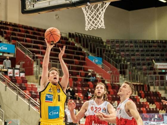 Jordan Hulls MHP Riesen Ludwigsburg, 1 , Craig Moller S Oliver Wurzburg, 22 , Tomasz Gielo S Oliver Wurzburg, 11 , MHP Riesen Ludwigsburg S Oliver Wurzburg , Basketball, Bundesliga, 9 Spieltag, Spielzeit 2021 2022, 05 12 2021, MHP Riesen Ludwigsburg S Oliver Wurzburg , Basketball, Bundesliga, 9 Spieltag, Spielzeit 2021 2022, 05 12 2021 Ludwigsburg Copyright: xAntonioxChiok Eibner-Pressefotox EP_ACK