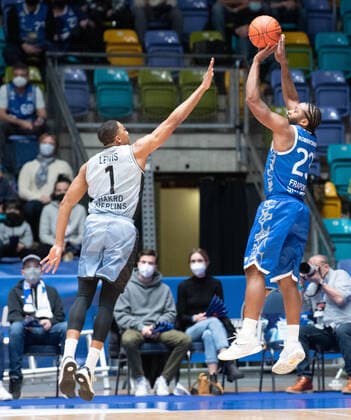 05 12 2021, xsltx, Basketball BBL Bundesliga, Frankfurt Skyliners Hakro Merlins Crailsheim emspor, v l Jaren Lewis Small Forward HAKRO Merlins Crailsheim , Quantez Robertson Shoot Guard Fraport Skyliners DFL DFB REGULATIONS PROHIBIT ANY USE OF PHOTOGRAPHS as IMAGE SEQUENCES and or QUASI VIDEO Frankfurt am Main