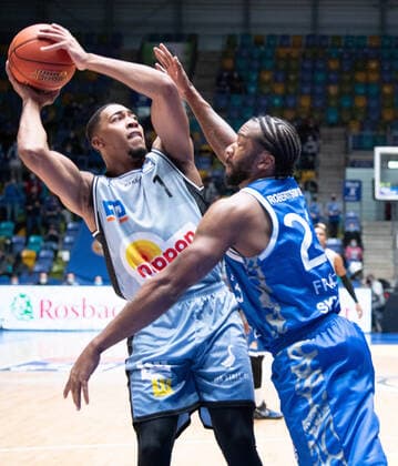 05 12 2021, xsltx, Basketball BBL Bundesliga, Frankfurt Skyliners Hakro Merlins Crailsheim emspor, v l Jaren Lewis Small Forward HAKRO Merlins Crailsheim , Quantez Robertson Shoot Guard Fraport Skyliners DFL DFB REGULATIONS PROHIBIT ANY USE OF PHOTOGRAPHS as IMAGE SEQUENCES and or QUASI VIDEO Frankfurt am Main