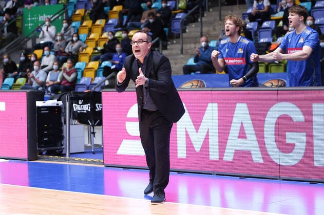 Fraport Skyliners HAKRO Merlins Crailsheim, easyCredit BBL Head Coach Diego Ocampo Fraport Skyliners Basketball easyCredit BBL match between Fraport Skyliners and HAKRO Merlins Crailsheim on 5 December 2021 at Fraport Arena in Frankfurt am Main , Frankfurt am Main Hesse Germany Fraport Arena