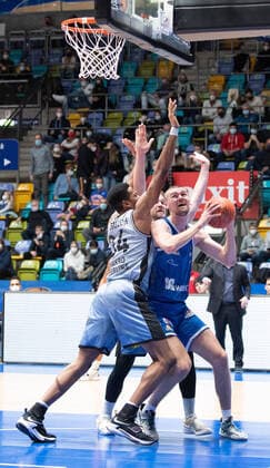 05 12 2021, xsltx, Basketball BBL Bundesliga, Frankfurt Skyliners Hakro Merlins Crailsheim emspor, v re Frankfurts Matt Haarms Center Fraport Skyliners puts his foot down under the basket DFL DFB REGULATES PROHIBIT ANY USE OF PHOTOGRAPHS as IMAGE SEQUENCES and or QUASI VIDEO Frankfurt am Main.