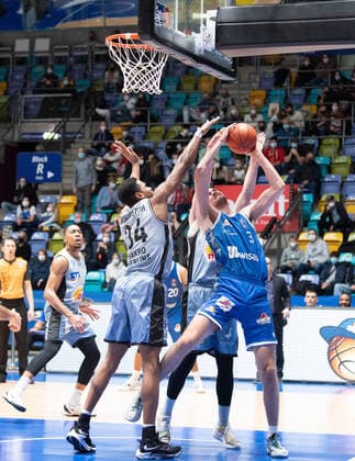 05 12 2021, xsltx, Basketball BBL Bundesliga, Frankfurt Skyliners Hakro Merlins Crailsheim emspor, v l Frankfurts Matt Haarms Center Fraport Skyliners puts his foot down under the basket DFL DFB REGULATES PROHIBIT ANY USE OF PHOTOGRAPHS as IMAGE SEQUENCES and or QUASI VIDEO Frankfurt am Main.