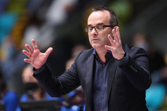 Fraport Skyliners HAKRO Merlins Crailsheim, easyCredit BBL Head Coach Diego Ocampo Fraport Skyliners Basketball easyCredit BBL match between Fraport Skyliners and HAKRO Merlins Crailsheim on 5 December 2021 at Fraport Arena in Frankfurt am Main , Frankfurt am Main Hesse Germany Fraport Arena