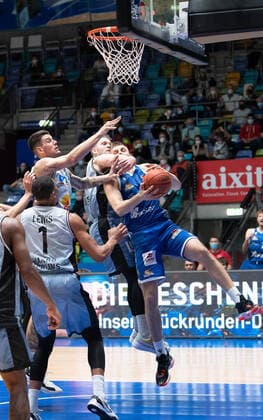 05 12 2021, xsltx, Basketball BBL Bundesliga, Frankfurt Skyliners Hakro Merlins Crailsheim emspor, v re In clutch Matt Haarms Center Fraport Skyliners DFL DFB REGULATIONS PROHIBIT ANY USE OF PHOTOGRAPHS as IMAGE SEQUENCES and or QUASI VIDEO Frankfurt am Main.