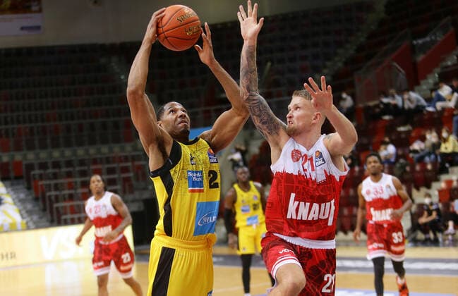 Ludwigsburg , Basketball easycredit BBL Bundesliga MHP Riesen Ludwigsburg vs s Oliver Würzburg , from left Tremmell Darden Riesen Aigars Skele Würz