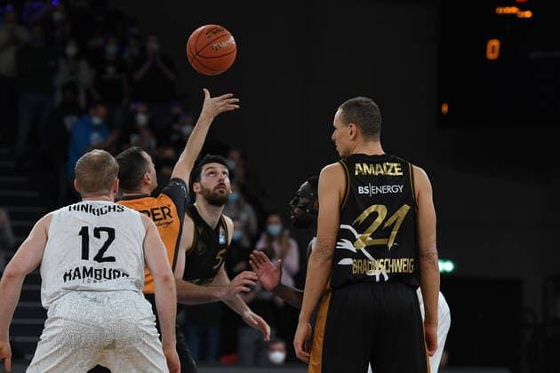 Basketball I Men I Season 2021 2022 I Bundesliga I 9 Matchday I Hamburg Towers Basketball Loewen Braunschweig I 05 12 2021 Start Lueneburg edel optics de Arena Hamburg Germany Copyright: xLobeca Hannigx