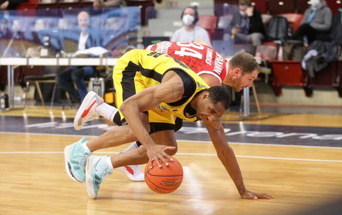 Ludwigsburg , Basketball easycredit BBL Bundesliga MHP Riesen Ludwigsburg vs s Oliver Würzburg from the front Tremmell Darden Riesen Felix Hoffmann Würzburg ,