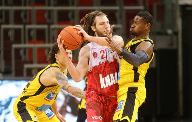 Ludwigsburg , Basketball easycredit BBL Bundesliga MHP Riesen Ludwigsburg vs s Oliver Würzburg , from left Craig Moller Würz Yorman Polas bartolo Riesen