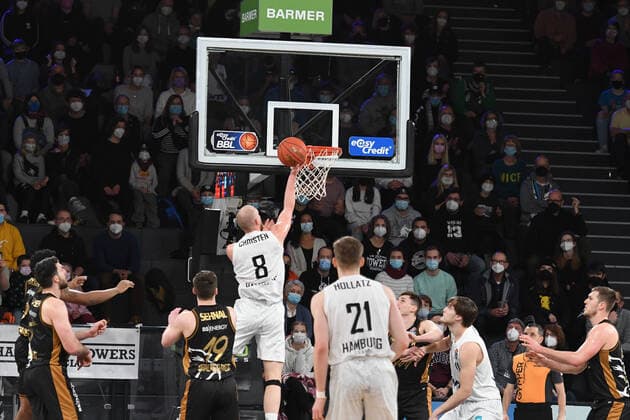 Basketball I Men I Season 2021 2022 I Bundesliga I 9 Matchday I Hamburg Towers Basketball Loewen Braunschweig I 05 12 2021 Hamburg Towers Robin Christen 8, Small Forward, Hamburg Towers with Korbleger Lueneburg edel optics de Arena Hamburg Germany. Copyright: xLobeca Hannigx