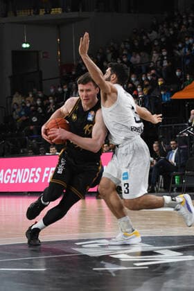 Basketball I Mens I 2021 2022 Season I Bundesliga I 9 Matchday I Hamburg Towers Basketball Loewen Braunschweig I 05 12 2021 Ondrej Sehnal 19, Shooting Guard, Basketball Loewen Braunschweig vs Maximilian DiLeo 3, Shooting Guard, Hamburg Towers Lueneburg edel optics de Arena Hamburg Germany. Copyright: xLobeca Hannigx