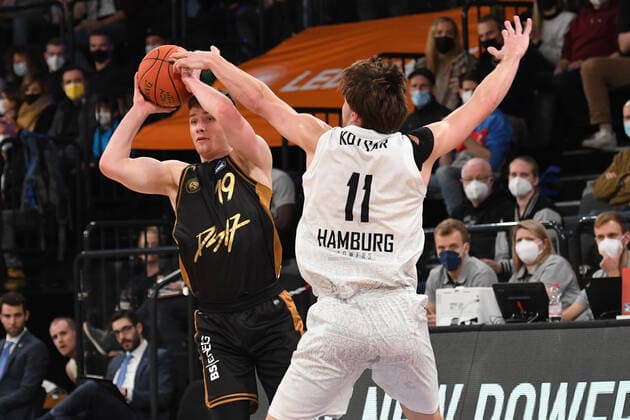 Basketball I Mens I 2021 2022 Season I Bundesliga I 9 Matchday I Hamburg Towers Basketball Loewen Braunschweig I 05 12 2021 Ondrej Sehnal 19, Shooting Guard, Basketball Loewen Braunschweig vs Maik Kotsar 11, Center, Hamburg Towers Lueneburg edel optics de Arena Hamburg Germany. Copyright: xLobeca Hannigx