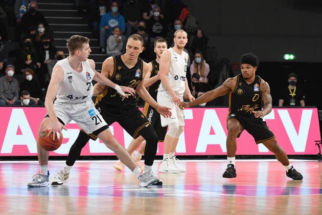 Basketball I Mens I 2021 2022 Season I Bundesliga I 9 Matchday I Hamburg Towers Basketball Loewen Braunschweig I 05 12 2021 Justus Hollatz 21, Point Guard, Hamburg Towers setzt sicht durch Lueneburg edel optics de Arena Hamburg Germany. Copyright: xLobeca Hannigx