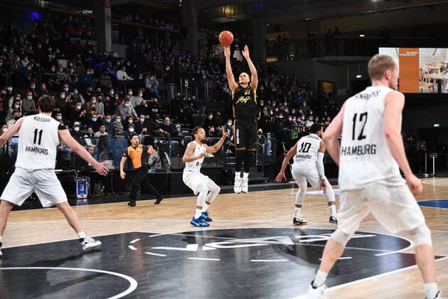 Basketball I Mens I 2021 2022 Season I Bundesliga I 9 Matchday I Hamburg Towers Basketball Loewen Braunschweig I 05 12 2021 Robin Amaize 21, shooting guard, Basketball Loewen Braunschweig attempts a three-point shot Lueneburg edel optics de Arena Hamburg Germany Copyright: xLobeca Hannigx