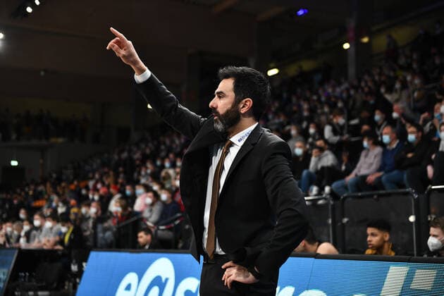 Basketball I Men I Season 2021 2022 I Bundesliga I 9 Matchday I Hamburg Towers Basketball Loewen Braunschweig I 05 12 2021 Jesus Ramirez Head Coach, Basketball Loewen Braunschweig give instructions Lueneburg edel optics de Arena Hamburg Germany Copyright: xLobeca Hannigx
