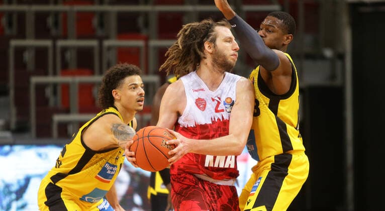 Ludwigsburg , Basketball easycredit BBL Bundesliga MHP Riesen Ludwigsburg vs s Oliver Würzburg , from left Jonah Radebaugh Riesen Craig Moller Würz Yorman Polas bartolo Riesen