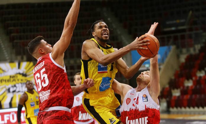 Ludwigsburg , Basketball easycredit BBL Bundesliga MHP Riesen Ludwigsburg vs s Oliver Würzburg , from left Filip Stanic Würz Justin Simon Riesen