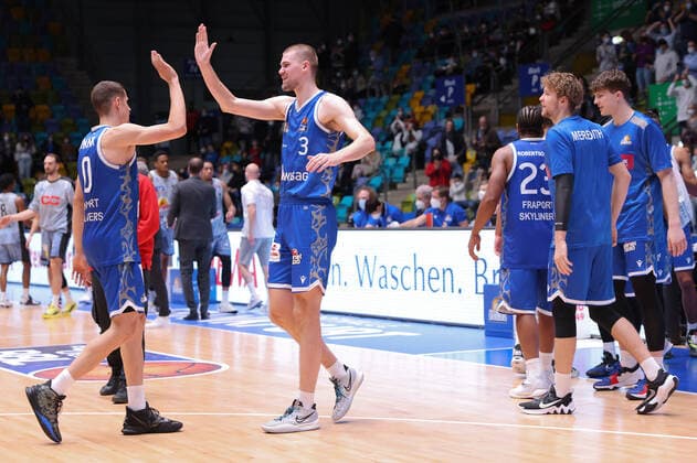 Fraport Skyliners HAKRO Merlins Crailsheim, easyCredit BBL Lukas Wank Fraport Skyliners, 0 and Matt Haarms Fraport Skyliners, 3 cheer after the final siren Basketball match of the easyCredit BBL between the Fraport Skyliners and HAKRO Merlins Crailsheim on 5 December 2021 at Fraport Arena in Frankfurt am Main , Frankfurt am Main Hesse Germany Fraport Arena