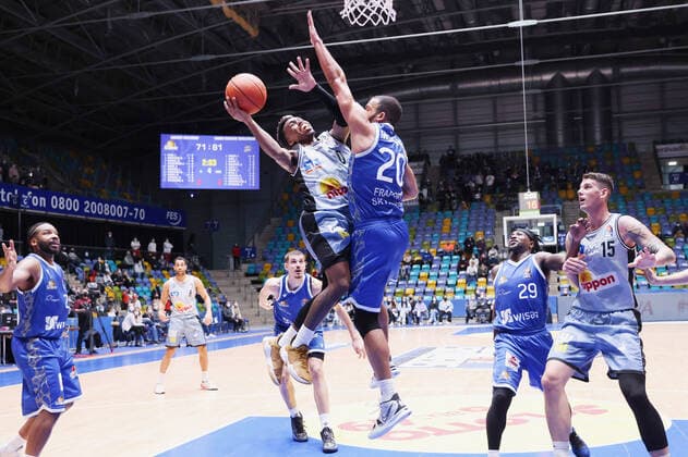 Fraport Skyliners HAKRO Merlins Crailsheim, easyCredit BBL T J Shorts Merlins Crailsheim, 0 is unfairly blocked by Rasheed Moore Fraport Skyliners, 20 Basketball match of easyCredit BBL between Fraport Skyliners and HAKRO Merlins Crailsheim on 5 December 2021 at Fraport Arena in Frankfurt am Main , Frankfurt am Main Hesse Germany Fraport Arena