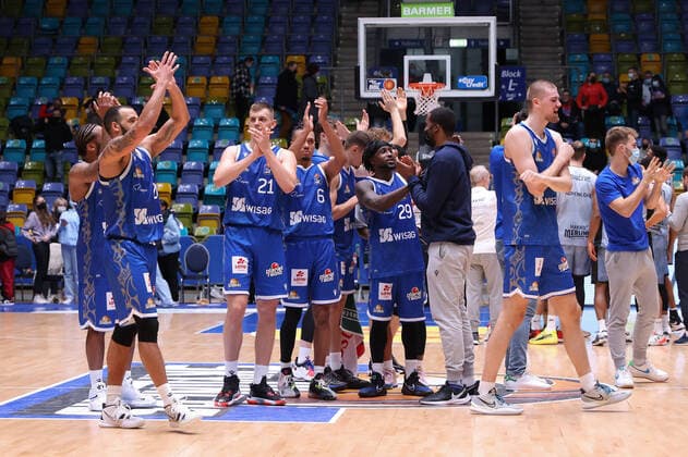 Fraport Skyliners HAKRO Merlins Crailsheim, easyCredit BBL Cheers of the Fraport Skyliners after the end of the game Basketball match of the easyCredit BBL between the Fraport Skyliners and HAKRO Merlins Crailsheim on 5 December 2021 at Fraport Arena in Frankfurt am Main , Frankfurt am Main Hesse Germany Fraport Arena