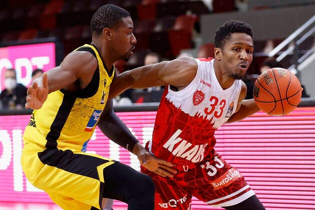 05 12 2021, Basketball, BBL 2021, 2022, 9 matchday, MHP Riesen Ludwigsburg s Oliver Wuerzburg, GER, Ludwigsburg, MHP Arena Picture from left Yorman Polas Bartolo MHP RIESEN and Kerron Johnson s Oliver Wuerzburg. Copyright: HMBxMedia xHeikoxBecker