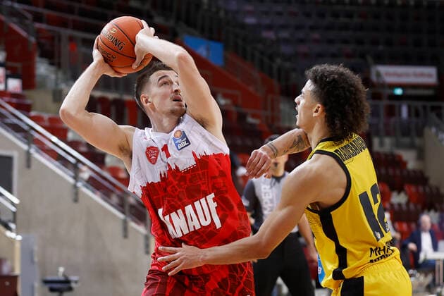 05 12 2021, Basketball, BBL 2021, 2022, 9 matchday, MHP Riesen Ludwigsburg s Oliver Wuerzburg, GER, Ludwigsburg, MHP Arena Picture from left Tomasz Gielo s Oliver Wuerzburg and Jonah Radebaugh MHP RIESEN. Copyright: HMBxMedia xHeikoxBecker