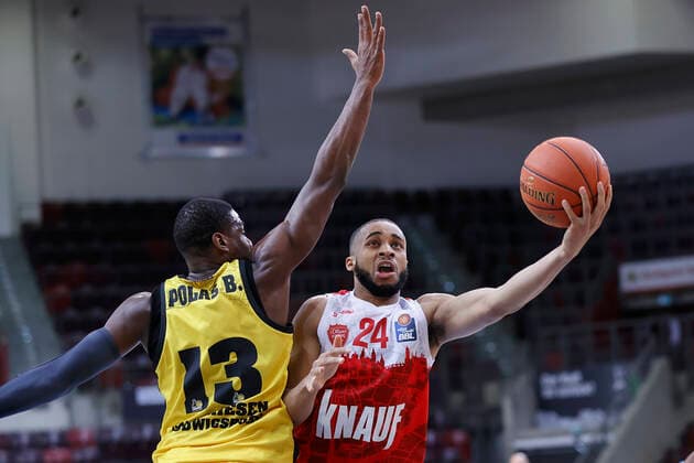 05 12 2021, Basketball, BBL 2021, 2022, 9 matchday, MHP Riesen Ludwigsburg s Oliver Wuerzburg, GER, Ludwigsburg, MHP Arena Picture from left Yorman Polas Bartolo MHP RIESEN and Cameron Hunt s Oliver Wuerzburg. Copyright: HMBxMedia xHeikoxBecker