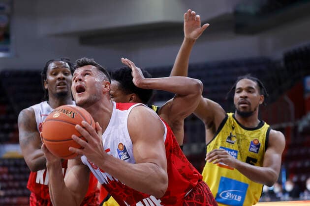 05 12 2021, Basketball, BBL 2021, 2022, 9 matchday, MHP Riesen Ludwigsburg s Oliver Wuerzburg, GER, Ludwigsburg, MHP Arena Picture from left Filip Stanic s Oliver Wuerzburg and James Woodard MHP RIESEN. Copyright: HMBxMedia xHeikoxBecker