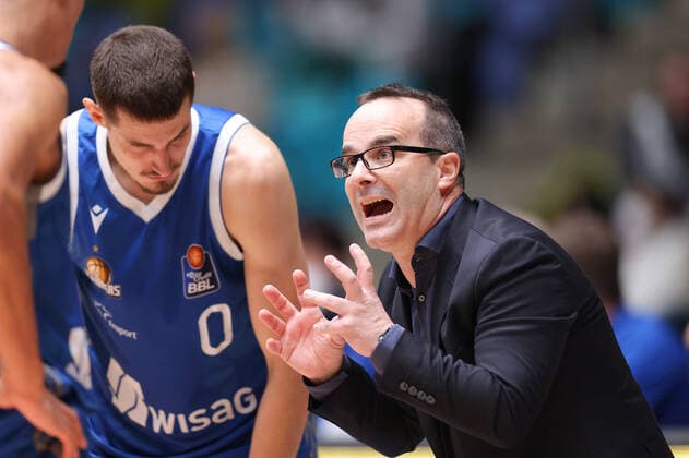 Fraport Skyliners HAKRO Merlins Crailsheim, easyCredit BBL Head Coach Diego Ocampo Fraport Skyliners Basketball easyCredit BBL match between Fraport Skyliners and HAKRO Merlins Crailsheim on 5 December 2021 at Fraport Arena in Frankfurt am Main , Frankfurt am Main Hesse Germany Fraport Arena