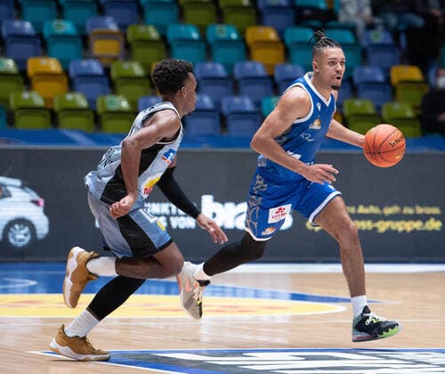 05 12 2021, xsltx, Basketball BBL Bundesliga, Frankfurt Skyliners Hakro Merlins Crailsheim emspor, v l T J Shorts II Point Guard HAKRO Merlins Crailsheim , Len Adam Schoormann Point Guard Fraport Skyliners the top scorers of their teams DFL DFB REGULATIONS PROHIBIT ANY USE OF PHOTOGRAPHS as IMAGE SEQUENCES and or QUASI VIDEO Frankfurt am Main