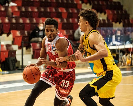 Kerron Johnson S Oliver Wurzburg, 33 , Jonah Radebaugh MHP Riesen Ludwigsburg, 12 , MHP Riesen Ludwigsburg S Oliver Wurzburg , basketball, Bundesliga, 9 Spieltag, Spielzeit 2021 2022, 05 12 2021, MHP Riesen Ludwigsburg S Oliver Wurzburg , basketball, Bundesliga, 9 Spieltag, Spielzeit 2021 2022, 05 12 2021 Ludwigsburg Copyright: xAntonioxChiok Eibner-Pressefotox EP_ACK